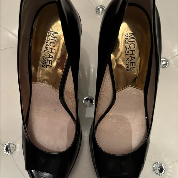 Michael Kors Women's
Dalia Wedge Peep Toe Platform shoe. Size 8. - Picture 5 of 6